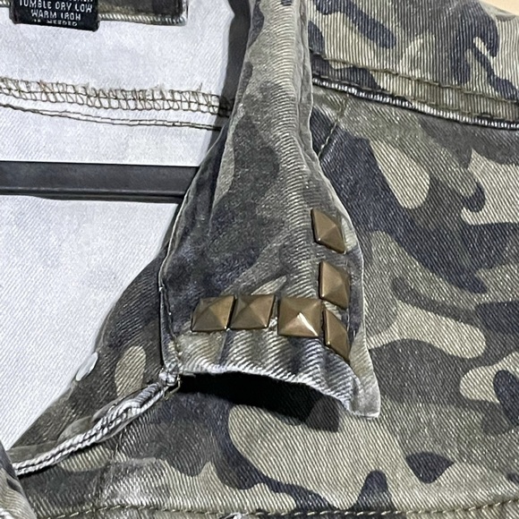 Cropped Studded Army Print Vest - Picture 2 of 2